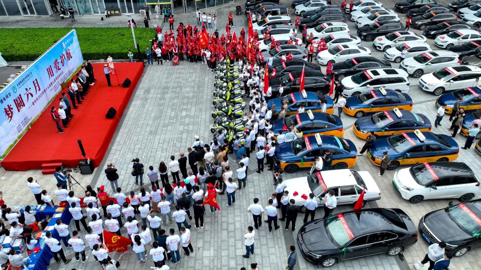 Traffic policemen and car owners attend the launching ceremony of a 'volunteer fleet' serving for students taking the 2023 National College Entrance Exam (aka Gaokao) on June 5, 2023 in Bozhou, Anhui Province of China.