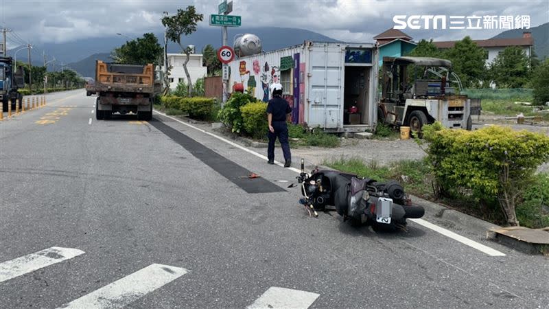 砂石車駕駛下車後發現，機車女騎士竟是自己高職隔壁班同學。（圖／翻攝畫面）