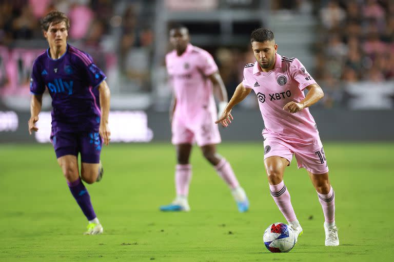 Jordi Alba lleva la pelota por izquierda ante Charlotte; por ese sector hace la diferencia Inter Miami