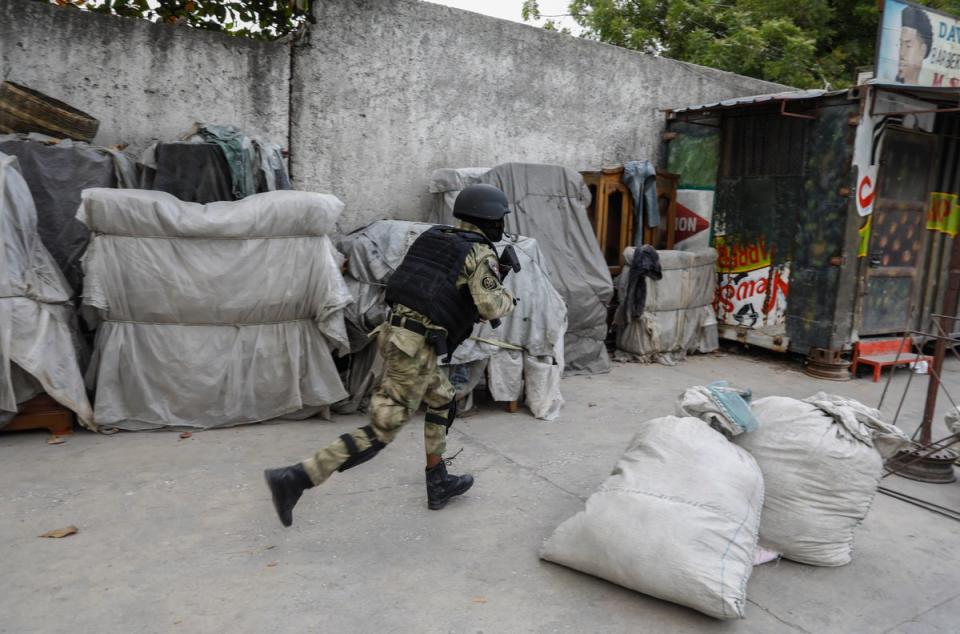 A police officer runs during an anti-gang operation at the Portail neighborhood of Port-au-Prince, Haiti (Copyright 2024 The Associated Press. All rights reserved)