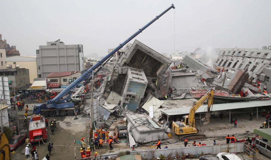 17 Photos Of Rescue Workers Saving Lives Following Massive Earthquake in Taiwan