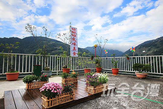 餐廳提供戶外休息區，旅人們可以在此欣賞遼闊山景／玩全台灣旅遊網攝