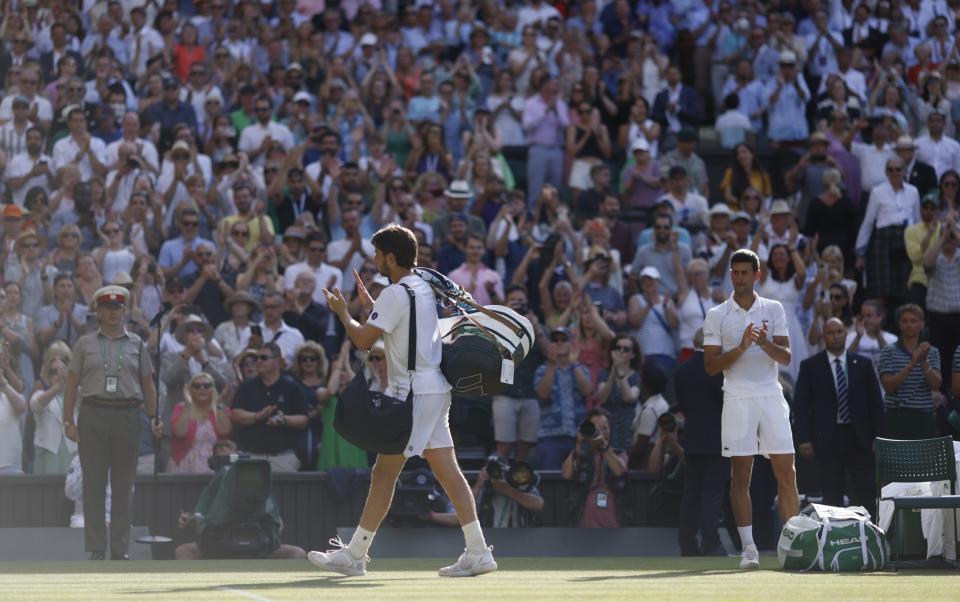 Novak Djokovic aplaude - Heathcliff O'Malley para Telegraph