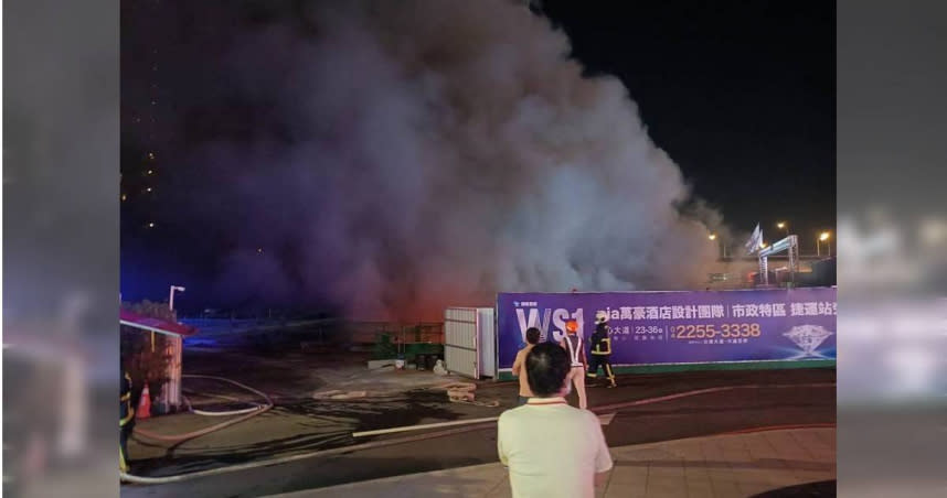 台中市台灣大道旁建築工地發生火警，現場陣陣濃煙竄出。（圖／民眾提供）