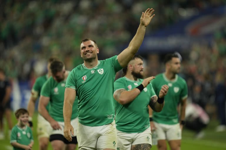 El irlandés Tadhg Beirne festeja ante los hinchas que nuevamente cubrieron de verde el Stade de France: tras la victoria por 36-14 sobre Escocia en el Mundial de Francia.