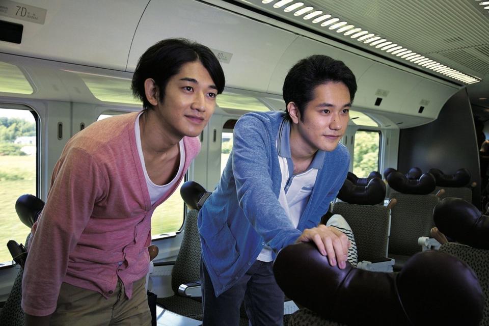 《幸福特快車》是森田芳光最後一部作品，由松山研一（右）和永山瑛太（左）主演 。（高雄電影節提供）