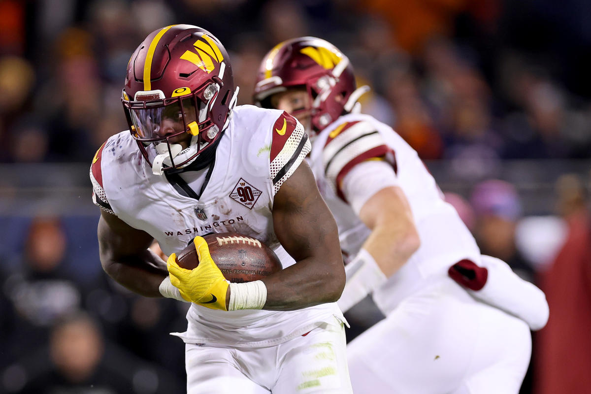 Washington Commanders running back Brian Robinson Jr. (8) runs