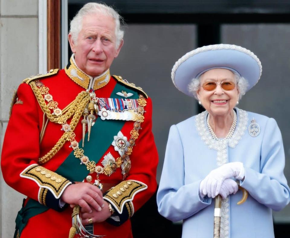 Carlos III con su madre, la reina Isabel II, durante la ceremonia Trooping of the Colour en junio de 2022.