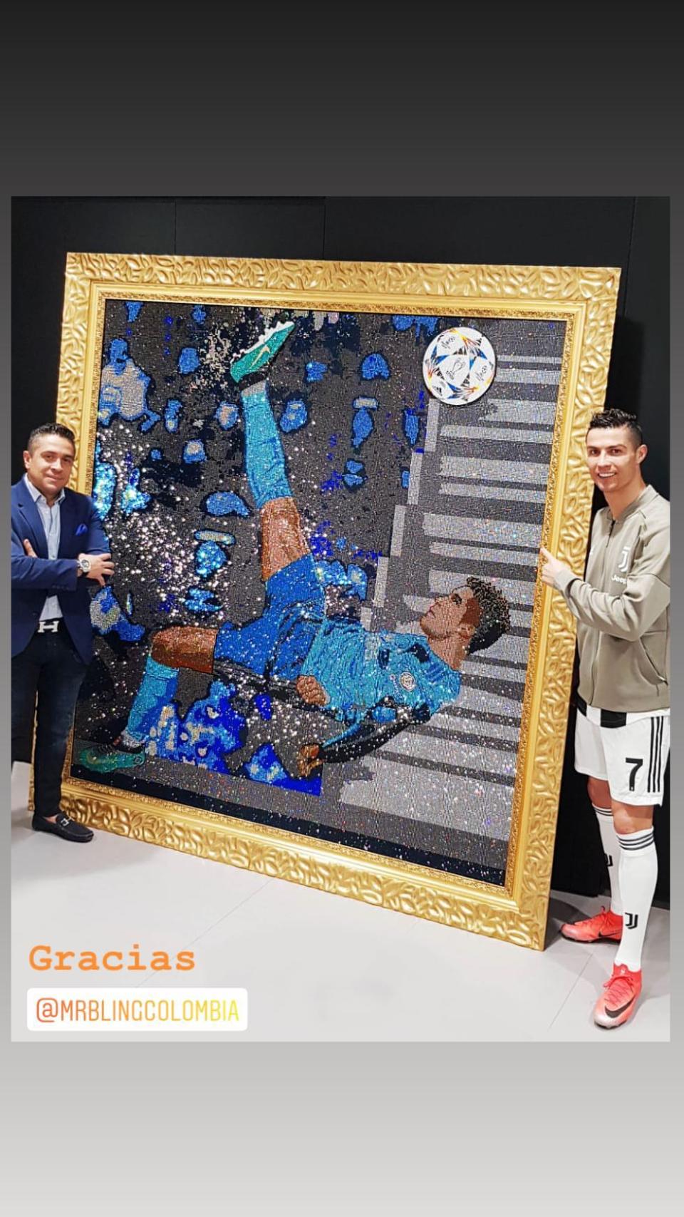 Este es el cuadro de cuarzos que le regalaron a Cristiano Ronaldo, y el futbolista lo ha presumido. <a href="https://www.instagram.com/cristiano/?hl=en" rel="nofollow noopener" target="_blank" data-ylk="slk:Foto: Cristiano Ronaldo/Instagram;elm:context_link;itc:0;sec:content-canvas" class="link ">Foto: Cristiano Ronaldo/Instagram</a>