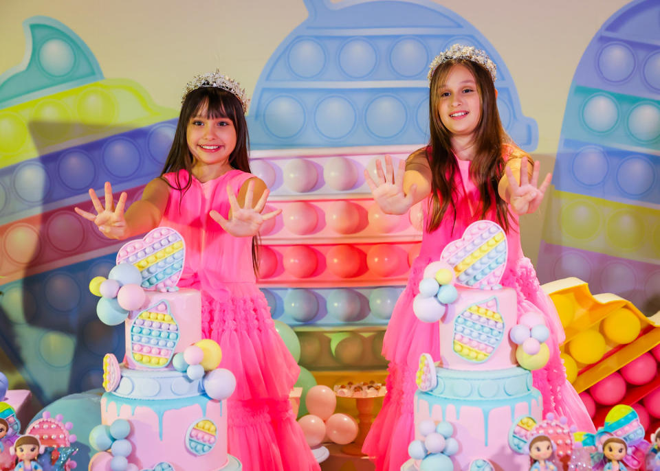 <p>Filhas gêmeas de Leandro e Natália Guimarães usaram vestidos rosa em festa de aniversário (Foto: Manuela Scarpa/Brazil News)</p> 