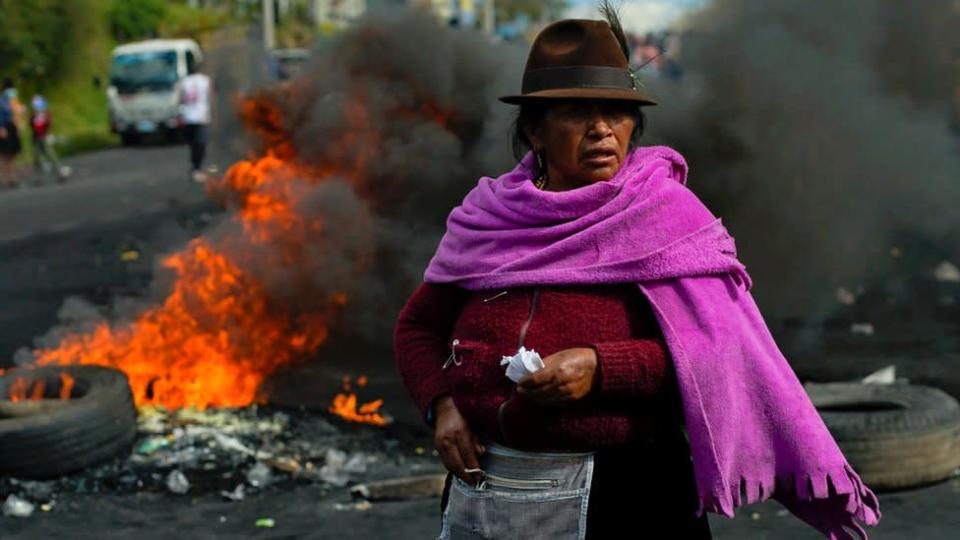 Mujer indígena protesta contra el gobierno en Ecuador