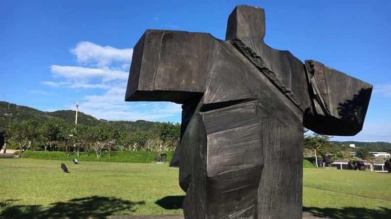 「朱銘美術館」戶外展覽空間以綠意草坪為背景，激發無限想像。（圖／KLOOK提供）