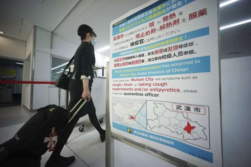 武漢肺炎疫情急遽升高，日本海關也加強對旅客的體溫檢測。圖為東京成田機場。（美聯社）