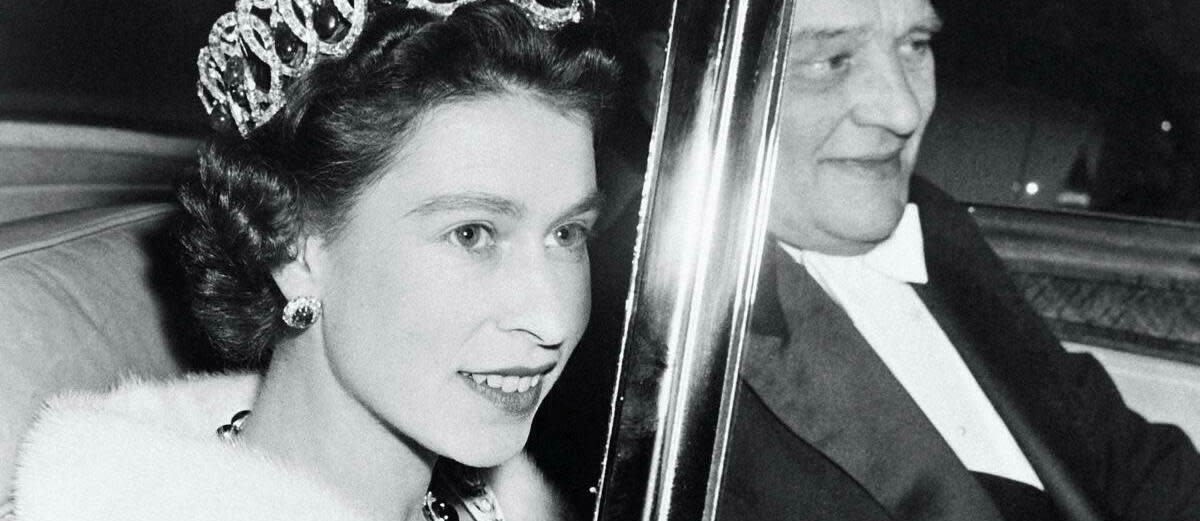 La reine Elizabeth II au côté du président René Coty, en route pour l'Opéra Garnier, lors de sa première visite d'État en France, le 9 avril 1957.  - Credit:- / AFP