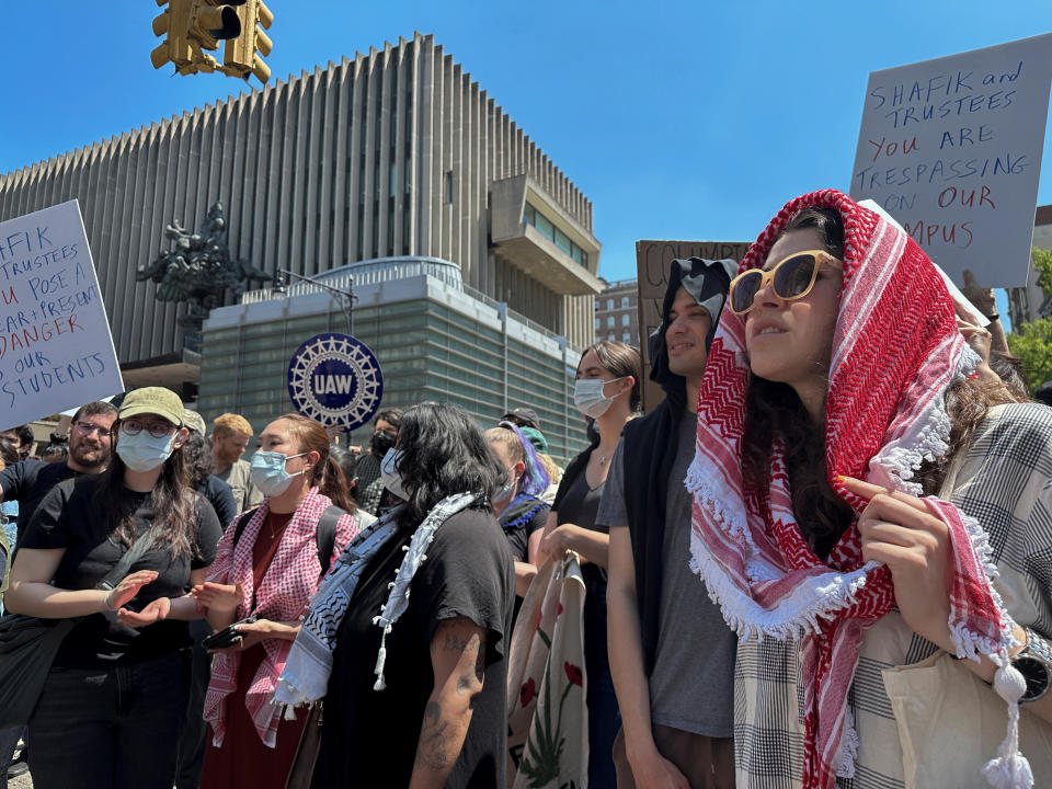 Estudiantes de la Universidad de Columbia y manifestantes pro palestinos marchan frente al Hamilton Hall en Manhattan, Nueva York, Estados Unidos, 1 de mayo de 2024. REUTERS/Roselle Chen