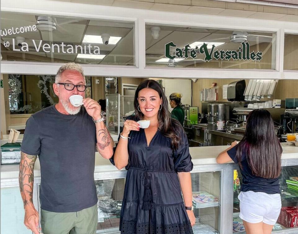 El chef Michael Schwartz y la propietaria de Versailles, Nicole Valls, toman un cafecito en la ventanita.