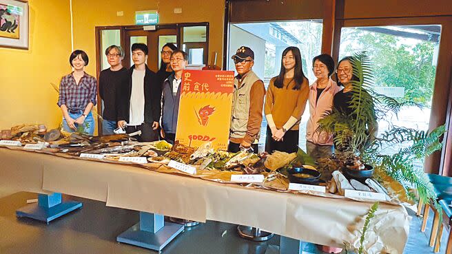 國立台東大學文化資源與休閒產業學系師生推出仿古史前特餐。（蔡旻妤攝）