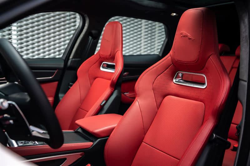 Jaguar F-PACE小改款全車座椅採用高級粒面皮革，雙前座頭枕處印有3D躍豹壓花。（圖／Jaguar提供）
