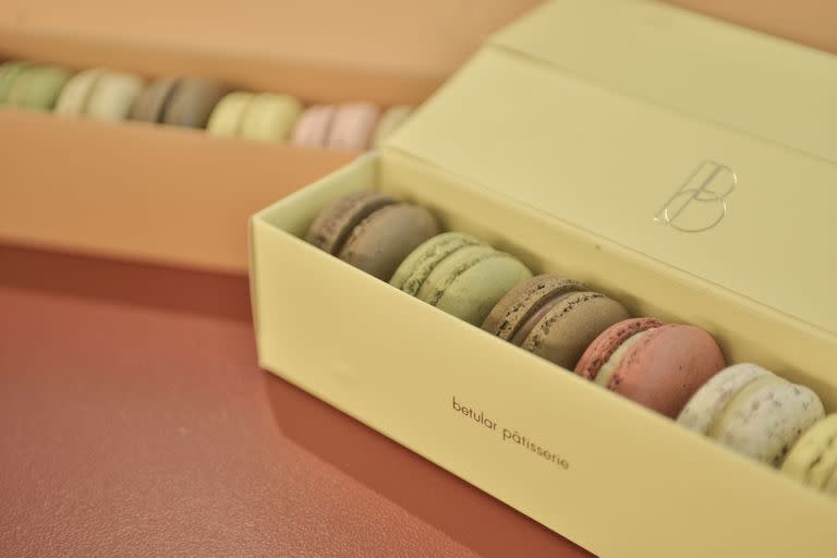 Se pueden encontrar 12 sabores distintos de macarons. Se venden por unidad o en cajas de 8, 12 o 24 