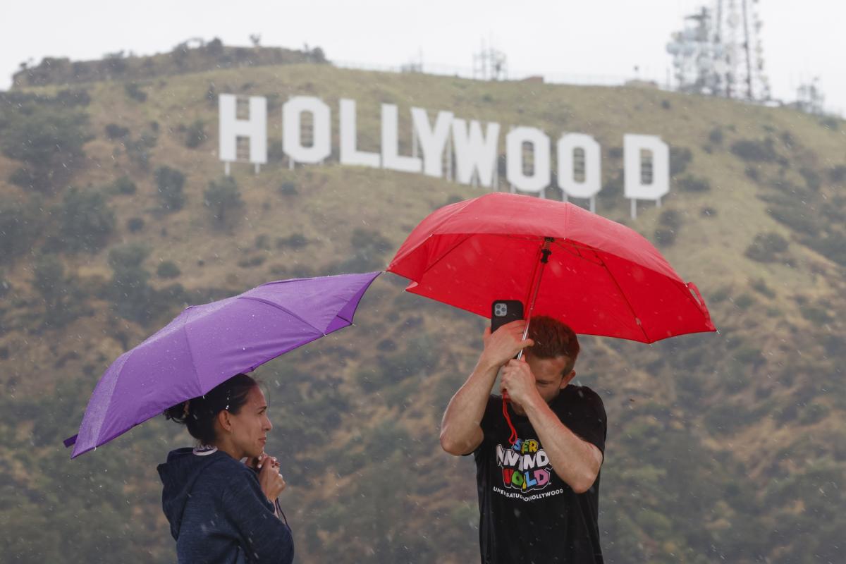 Letreiro de Hollywood é inaugurado – efemérides do éfemello