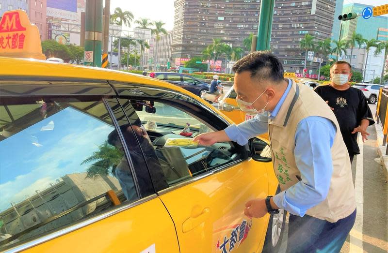 台南市一名防疫計程車司機疑似貪圖方便，竟違反1人1車規定，4人擠同車採檢2人確診。（示意圖，翻攝自運轉台南好交通臉書）