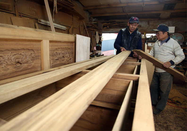 協大木器行旁的工廠中，兩位工匠正在製作神桌。陳之俊攝