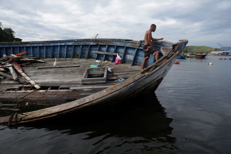 Un hombre pesaca en los restos de un barco abandonado en la Bahía de Guanabara, en Niteroi, en el estado de Río de Janeiro, Brasil.