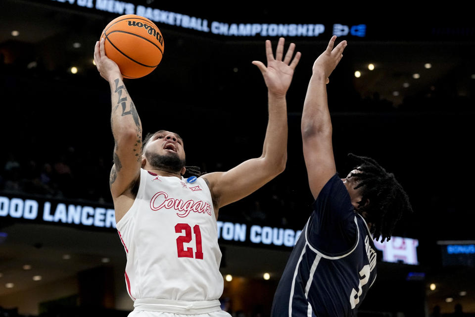 Houston guard Emanuel Sharp (21) shoots the ball over Longwood guard DA Houston (3) during the first half of a first-round college basketball game in the NCAA Tournament, Friday, March 22, 2024, in Memphis, Tenn. (AP Photo/George Walker IV)