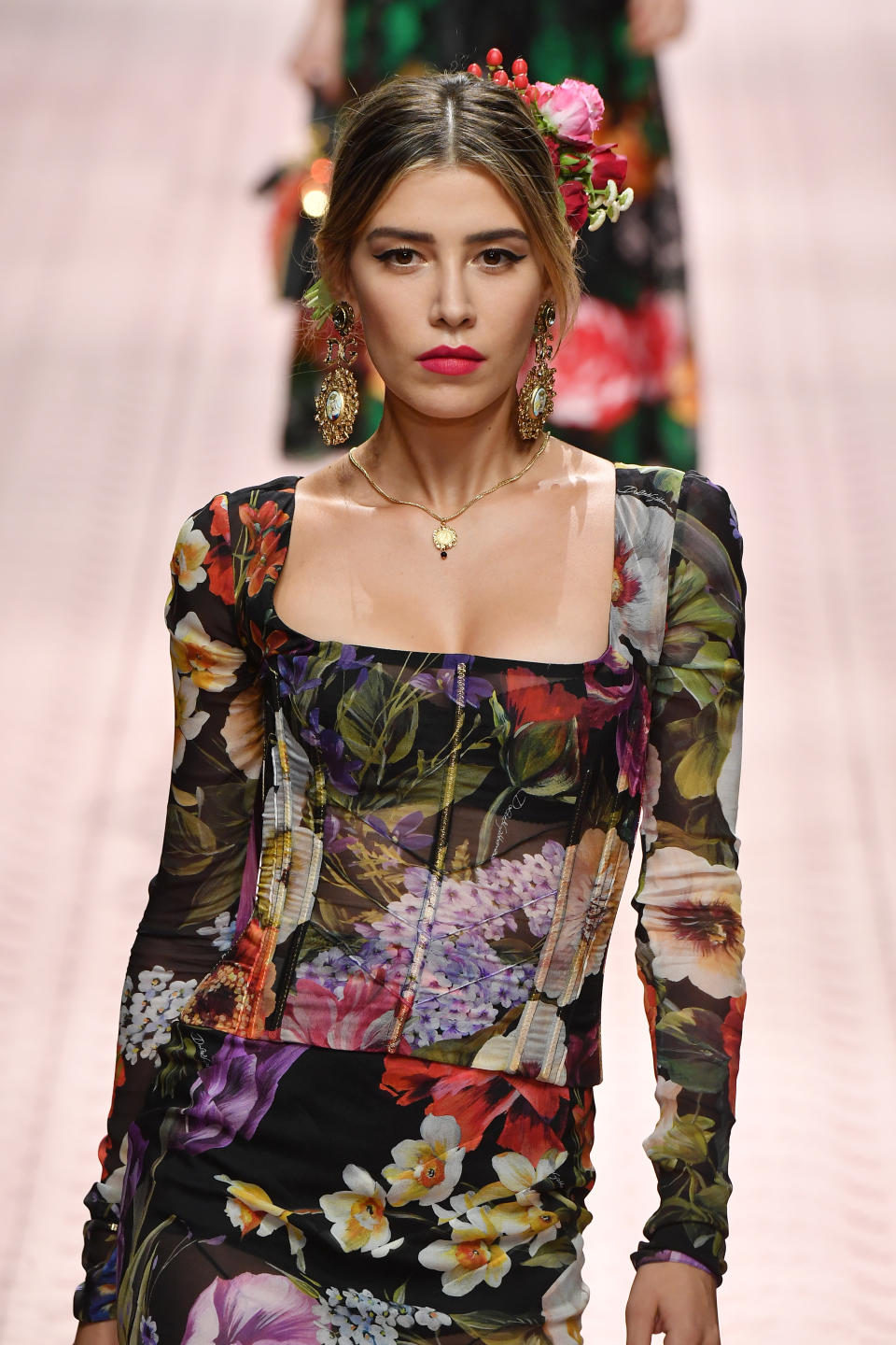 Michelle Salas desfilando un diseño de Dolce & Gabbana en Milán. (Photo by Victor Boyko/Getty Images)