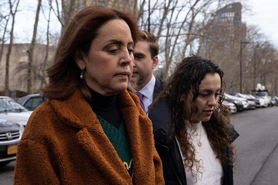 La esposa del exsecretario Genaro García Luna, Cristina Pereyra, a su llegada a la Corte. (Photo by Yuki IWAMURA / AFP) (Photo by YUKI IWAMURA/AFP via Getty Images).