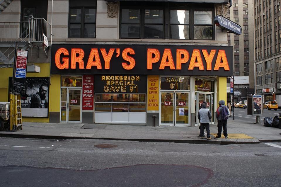 Gray's Papaya｜圖片來源：Wikimedia Commons https://goo.gl/MvBsCc