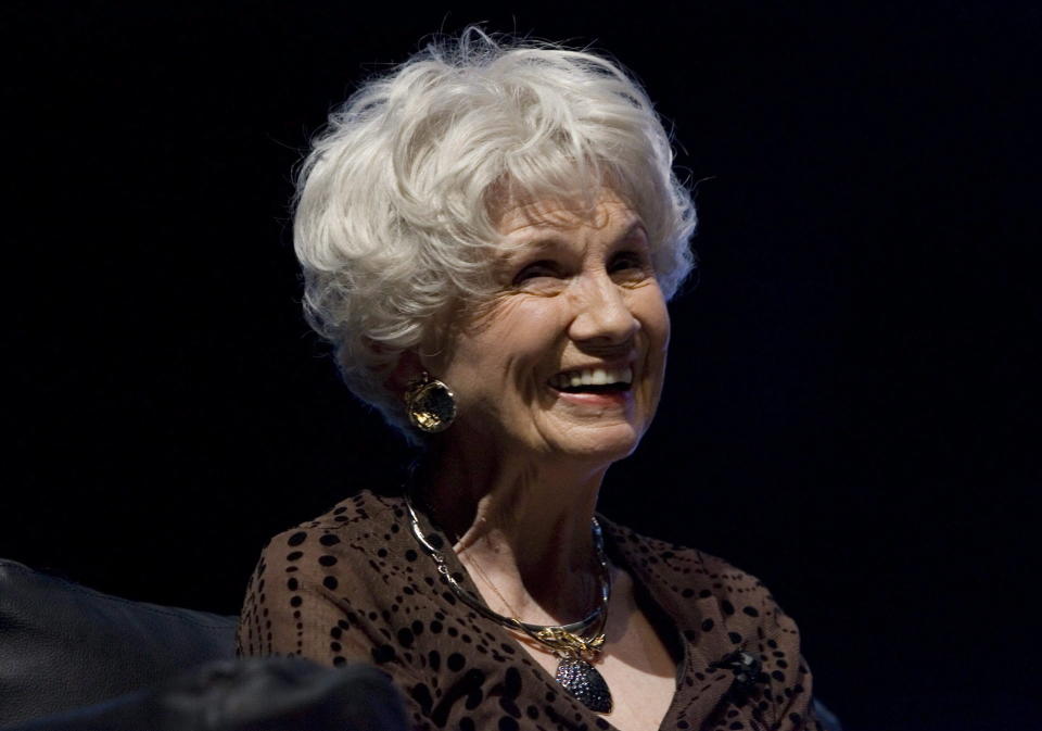 ARCHIVO - La autora Alice Munro en la noche inaugural del Festival Internacional de Autores en Toronto el miércoles 21 de octubre de 2009. Munro una de las autoras contemporáneas más estimadas del mundo y una de las cuentistas más condecoradas de la historia, falleció a los 92 años. (Chris Young/The Canadian Press via AP)