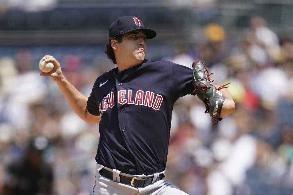 El pitcher abridor de los Guardianes de Cleveland, Cal Quantrill, lanza en contra de los Padres de San Diego durante la segunda entrada del juego de béisbol del miércoles 24 de agosto de 2022, en San Diego. (AP Foto/Gregory Bull)