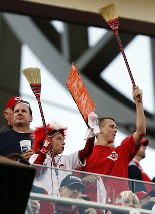 Cincinnati Reds na platformě X: „Time to bring out the brooms! 🧹🧹🧹  #BornToBaseball  / X