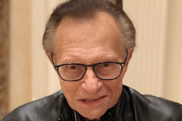 El legendario periodista Larry King fue hospitalizado tras dar positivo en un test de Covid-19