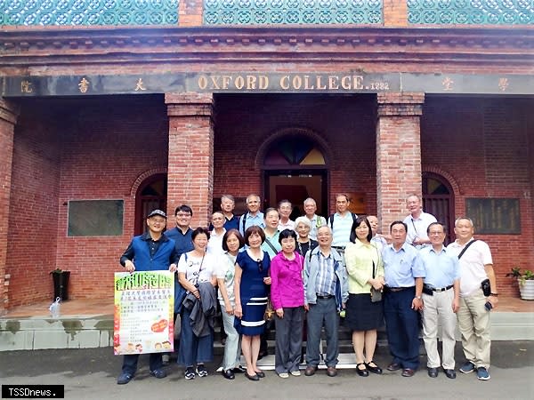 近半世紀的重逢，真大國貿校友感恩之旅。（記者王志誠攝）