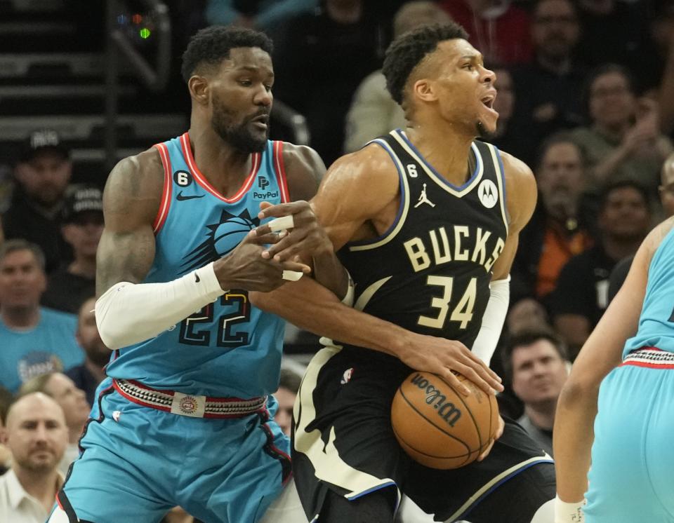 L'attaquant des Milwaukee Bucks Giannis Antetokounmpo (34 ans) s'éloigne du centre des Phoenix Suns Deandre Ayton (22 ans) au cours du deuxième trimestre au Footprint Center de Phoenix le 14 mars 2023.