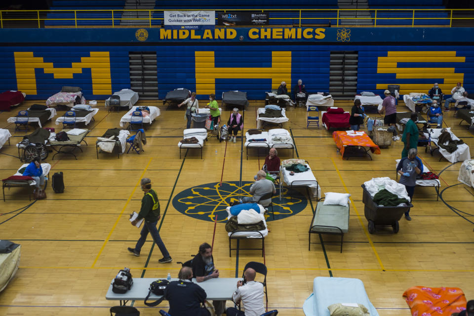 Volunteers assist evacuated residents at a temporary shelter at Midland High School, Wednesday, May 20, 2020, in Midland, Mich. (Katy Kildee/Midland Daily News via AP)