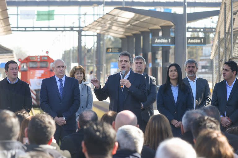 El ministro de Economía, Sergio Massa, participó del acto para inaugurar la renovación de la estación Gran Bourg de la Línea Belgrano Norte, junto con el titular de Transporte, Alexis Guerrera