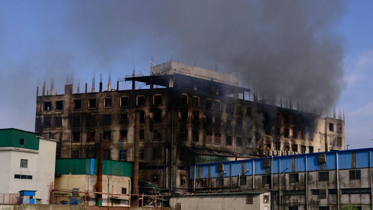 Beim Brand in einer Lebensmittelfabrik in Bangladesch sind nach Angaben von Behörden und Feuerwehr mindestens 52 Menschen ums Leben gekommen.