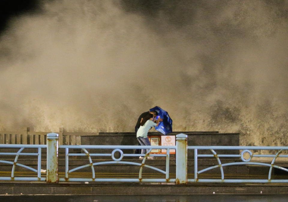 LIANYUNGANG, CHINA - SEPTEMBER 14, 2022 - Typhoon Muifa causes high waves along the coast in Lianyungang, Jiangsu Province, China, on the night of Sept 14, 2022. (Photo credit should read CFOTO/Future Publishing via Getty Images)