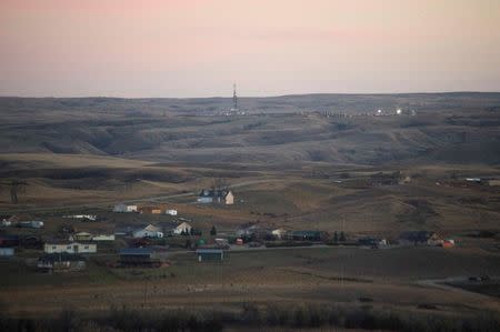 Flares and lights from oil wells dot the horizon over the Fort Berthold Indian Reservation in North Dakota, November 1, 2014. REUTERS/Andrew Cullen