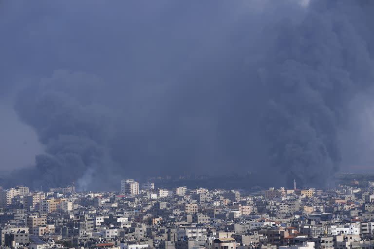 El humo se levanta sobre la ciudad de Gaza después de un ataque aéreo