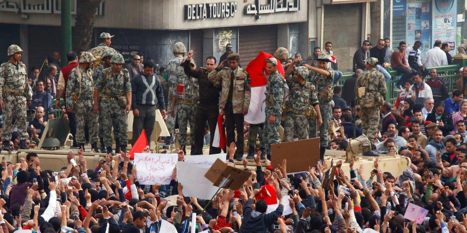 army arrives in tahrir cairo egyptian revolution