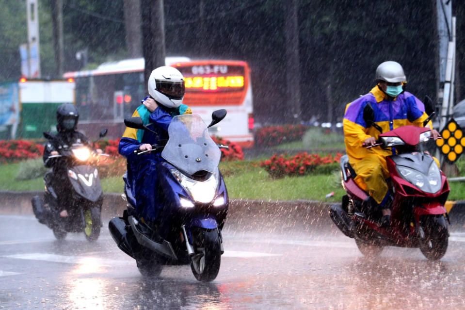 明天起至下周二連6天都是容易有雷雨的天氣，記得攜帶雨具。（資料照）