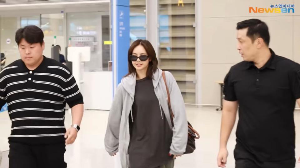 Lisa先前進出仁川機場時，周遭都有韓國工作人員陪同。（圖／翻攝自Newsen YouTube）