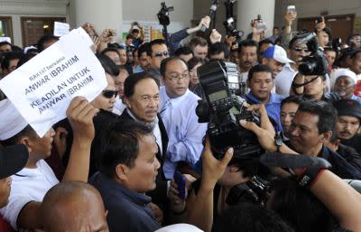 Anwar accuses judge of &#x002018;prejudging&#x002019; sodomy trial
