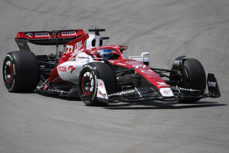 Valtteri Bottas con Alfa Romeo en los entrenamientos libres en el circuito de Cataluña. (Photo by LLUIS GENE / AFP)