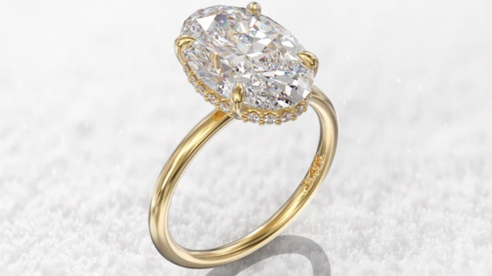 This stunning engagement ring features a 14k gold band.