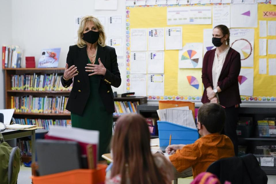 La First Lady Jill Biden in una scuola elementare del New Hampshire (AP Photo/Susan Walsh, Pool)